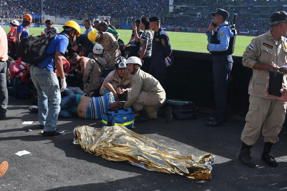 Tumulto deixou mortos e feridos no estádio Nacional de Tegucigalpa, em Honduras, no domingo  (Foto: Orlando Sierra / AFP)