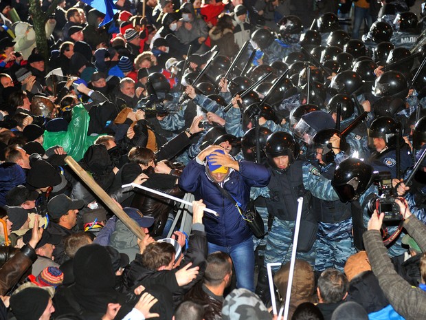 Polícia usou bombas de gás contra manifestantes pró-Europa que protestavam na antiga república soviética. (Foto: Genia Savilov/AFP)