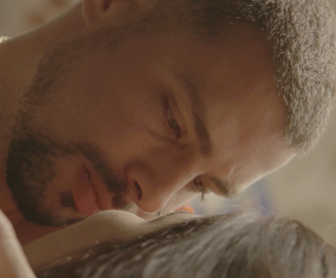 Juliano sai da prisão e vai para os braços de sua noiva, Tóia (Foto: TV Globo)