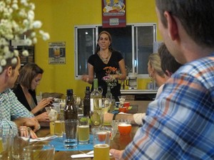 A sommelier Julia Reis foi a anfitriã de uma degustação de cervejas e comidas para dez americanos, no sábado (10) (Foto: Daniela Braun/G1)