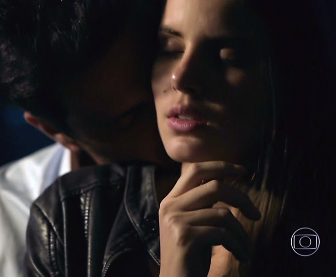 Angel não resiste aos encantos de Alex (Foto: TV Globo)