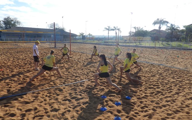 Atletas do vôlei do Praia Clube fazem treino na areia no Sesi Gravatás (Foto: Carolina Portilho/GLOBOESPORTE.COm)