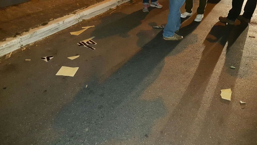 Placa com a inscrição 'Dirceu ladrão' quebrada por apoiador do ex-ministro; episódio gerou enfrentamente entre grupos pró e contra Dirceu (Foto: Marina Oliveira/G1)