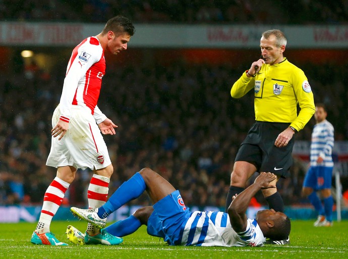 Giroud expulso Arsenal QPR (Foto: Reuters)