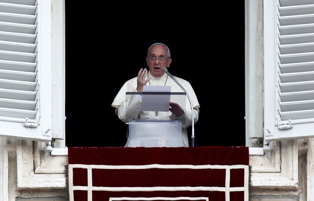   Papa Francisco fala durante a oração Angelus neste domingo (Foto:  Reuters/Alessandro Bianchi)