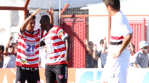 LINENSE X SÃO PAULO (Foto: Célio Messias/Agência Estado)