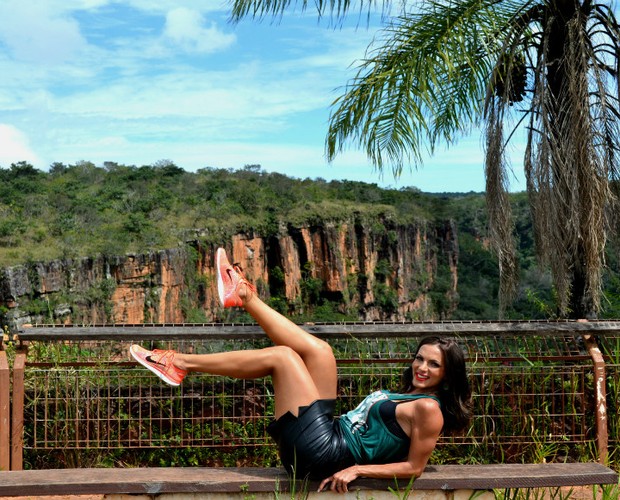 Carla Prata ficou encantada com a beleza das candidatas e também da paisagem natural de Cuiabá (Foto: TV Centro América/Luana Daubian)