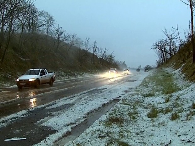 Rodovia fica coberta de gelo após chuva de granizo em Pratápolis (MG) (Foto: Reprodução EPTV / Cacá Trovó) Rodovia fica coberta de gelo após chuva de granizo em Pratápolis (MG) (Foto: Reprodução EPTV / Cacá Trovó)