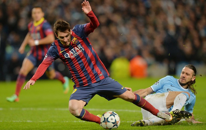 Messi e demichelis penalti, Manchester City x Barcelona (Foto: AFP)