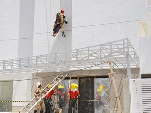 Homem fica pendurado em prédio em João Pessoa (Foto: Walter Paparazzo/G1)