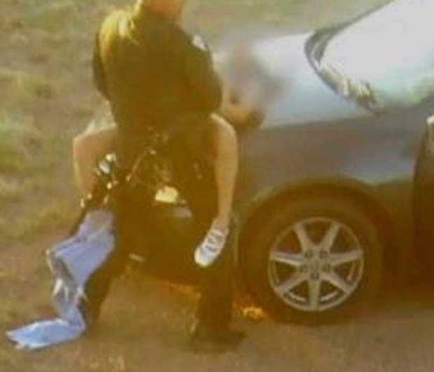 Policial foi flagrado fazendo sexo em serviço sobre o capô do carro (Foto: Reprodução)