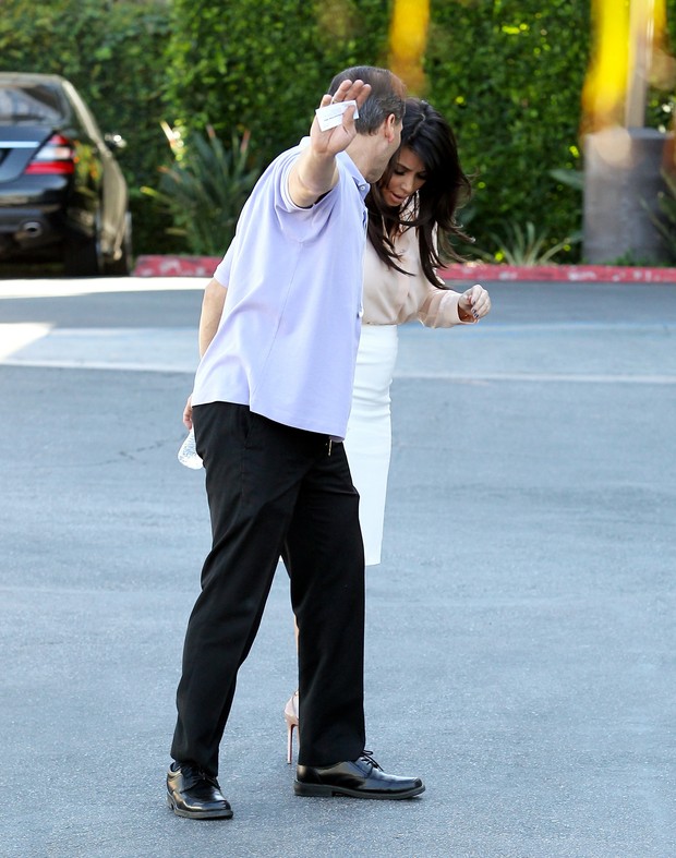 Segurança pisa no pé Kim Kardashian em Los Angeles, nos Estados Unidos (Foto: X17/ Agência)
