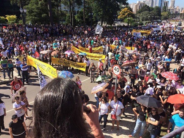 Em greve, professores e funcionários estaduais protestam em Curitiba (Foto: Divulgação/APP-Sindicato)