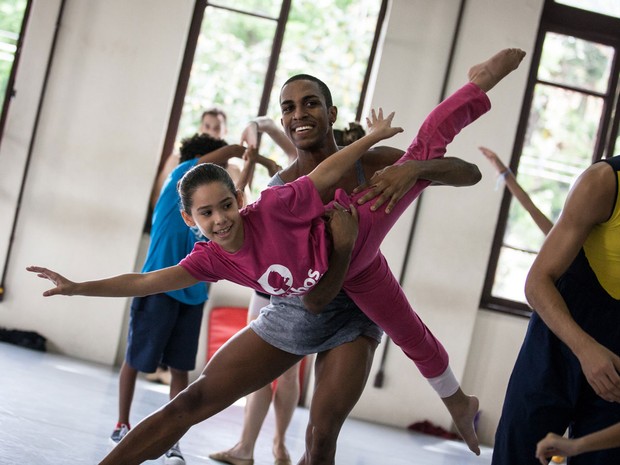 Ao fina da aula, crianças foram chamadas para dançar com os bailarinos  (Foto: Fabio Tito/G1)