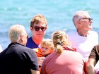 Elton John passeia de barco com os filhos em Saint Tropez