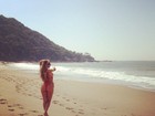 Ex-BBB Renatinha mostra seus 'atributos' em praia de Santa Catarina