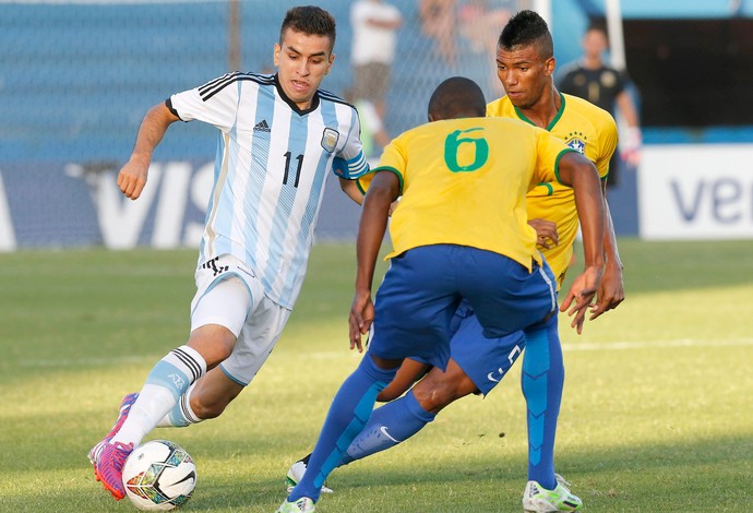 Angel Correa, da Argentina e Walace e Caju, do Brasil (Foto: Reuters) Angel Correa, da Argentina e Walace e Caju, do Brasil (Foto: Reuters)