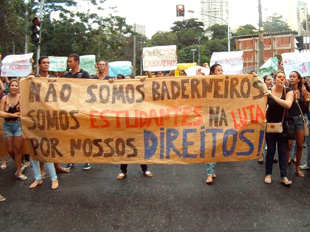 Estudantes da Ufba fazem protesto em Salvador, Bahia (Foto: Imagem TV Bahia)