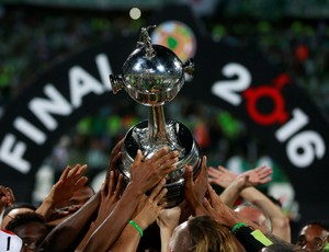 Taça Libertadores nas mãos dos jogadores do Atlético Nacional  (Foto: REUTERS/John Vizcaino)