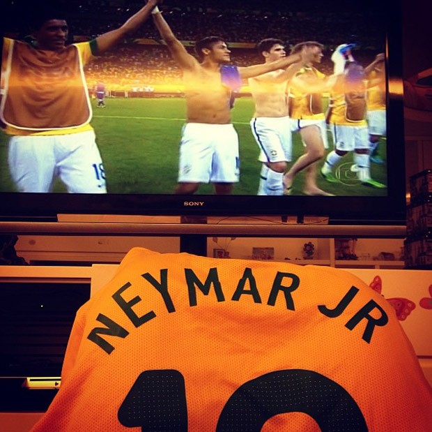 Bruna Marquezine camisa neymar (Foto: Reprodução / Instagram)