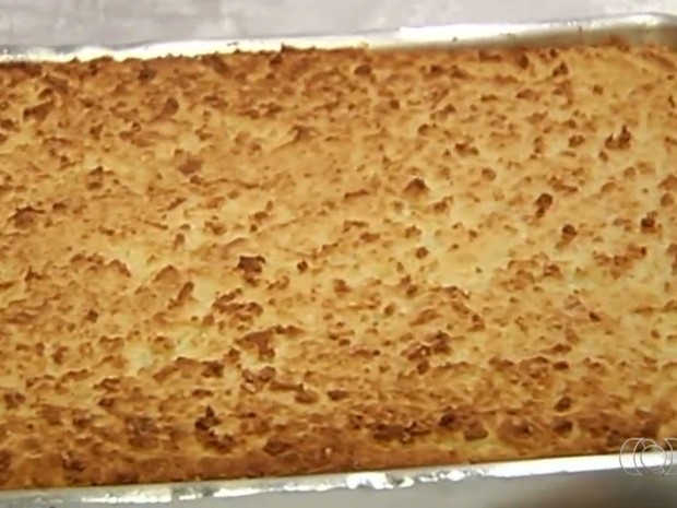 Mané pelado também é conhecido como bolo de mandioca, em Goiás (Foto: Reprodução/TV Anhanguera)