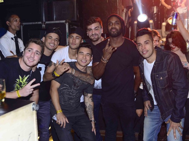 Rafael Zulu e Neymar com amigos em show em São Paulo (Foto: Leo Franco/ Ag. News)