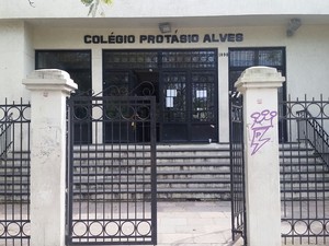 Colégio Protásio Alves está com as aulas suspensas (Foto: Manoel Souza/RBS TV)