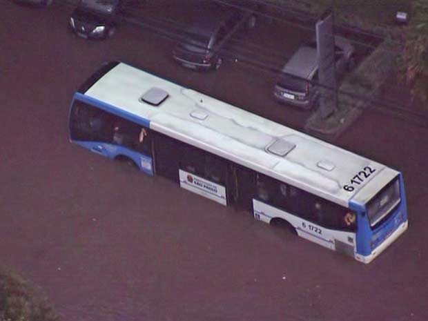 Ônibus fica ilhado em São Paulo após o temporal desta quinta-feira (Foto: Reprodução/TV Globo)