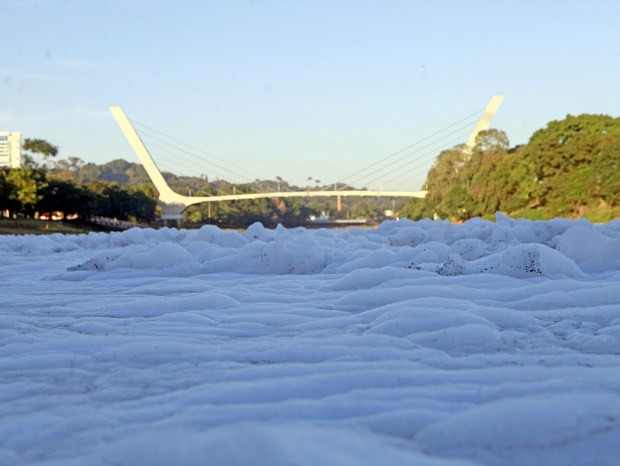 G1 Espuma aparece no Rio Piracicaba e vazão está abaixo da média