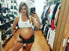 Rafa Brites faz selfie de top e shortinho e exibe a barriga de grávida