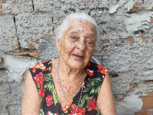 Dona Judith distribui balas há mais de 52 anos, em Vitória (Foto: Judyliana Castro Duarte / VC no G1)