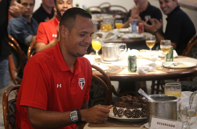 Luis Fabiano ganha bolo de aniversário do São Paulo (Foto: Érico Leonan / saopaulofc.net)