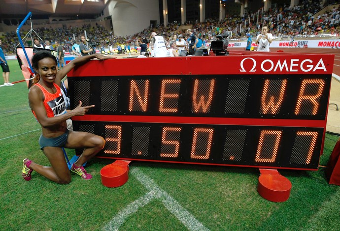 Geneze Dibaba posa ao lado da marca histórica depois de vencer em Mônaco (Foto: AP Photo/Claude Paris) Geneze Dibaba posa ao lado da marca histórica depois de vencer em Mônaco (Foto: AP Photo/Claude Paris)