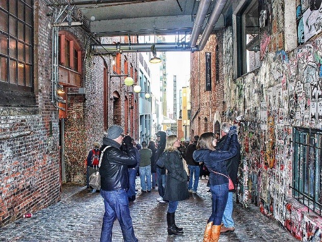O beco se tornou atração turística da cidade da Costa Oeste dos EUA