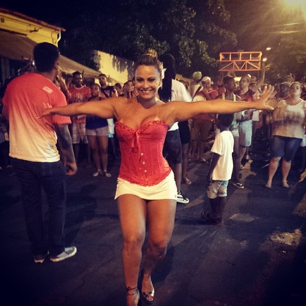 Viviane Araújo em ensaio de rua do Salgueiro, na Zona Norte do Rio (Foto: Instagram/ Reprodução)
