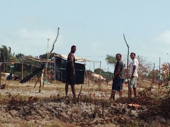 Invasores montaram casas de madeiras e cobertas com plásticos em terreno do Sampaio (Foto: Sampaio / Divulgação)