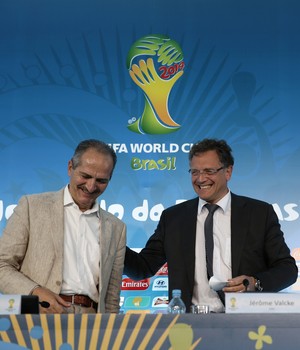 Jérôme Valcke pretende tomar caipirinha com Aldo Rebelo para celebrar início da Copa do Mundo. (Foto: Hassan Ammar/AP)