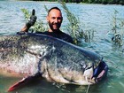 Pescador italiano fisga bagre 'monstruoso'