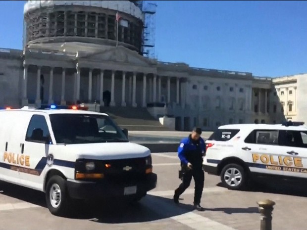 Polícia na frente do Capitólio, em Washington, após relatos de tiroteios no centro de visitantes do edifício (Foto: Reprodução/MSNBC)