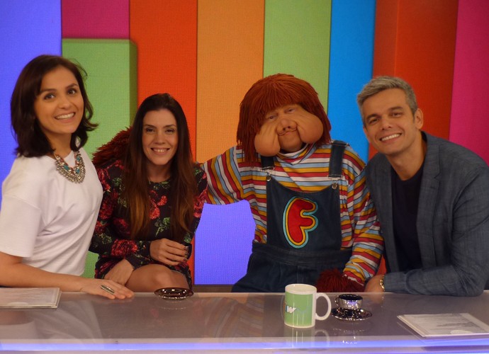 Fofão e Simony tiram foto com Otaviano Costa e Monica Iozzi na bancada do 'Vídeo Show' (Foto: Adam Scheffel / Gshow)