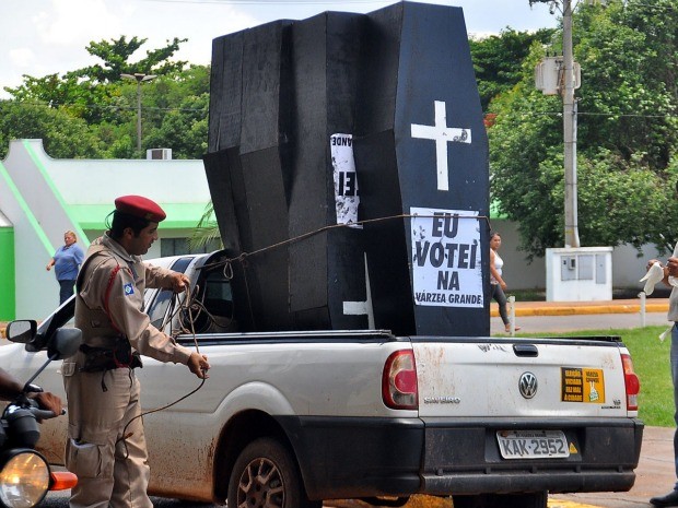 Motorista estava espalhando caixões de protesto (Foto: Robson Silva/ Secom-Várzea Grande)