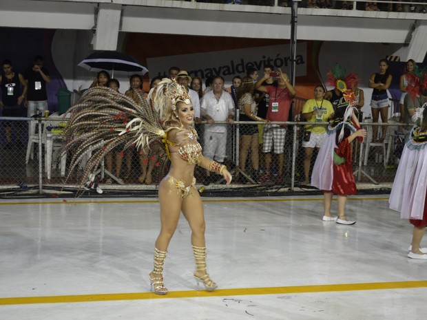 G Comiss O De Frente Da Barreiros Faz Dan A De Guerra No Carnaval