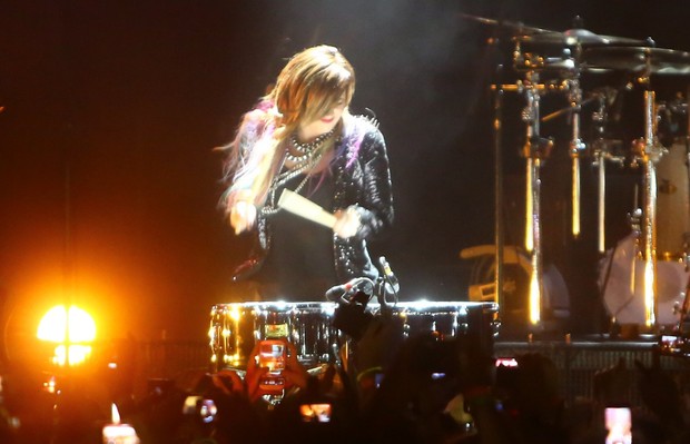 Demi Lovato toca bateria (Foto: Marcello Sá Barretto / AgNews)