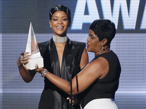 Rihanna recebe o prêmio Icon Award da mãe, Monica Fenty, no American Music Awards em Los Angeles, nos Estados Unidos (Foto: Lucy Nicholson/ Reuters)