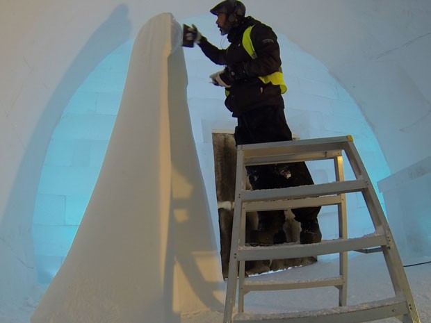 O grafiteiro Speto trabalha no Ice Hotel, na Suécia (Foto: Speto/Arquivo pessoal)