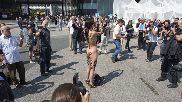Artista suíça Milo Moire roubou a cena ao ficar nua em exposição de arte (Foto: Georgios Kefalas/Keystone/AP)