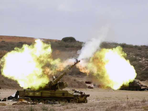 Exército israelense dispara  a partir da fronteira Israel-Gaza. Após intenso bombardeio, Gaza amanheceu envolvida em combates (Foto: Jack Guez/AFP)
