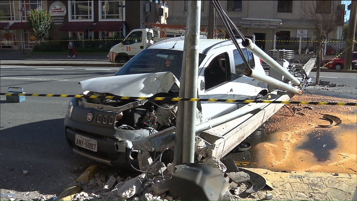 Carro Bate Derruba Poste Em Curitiba E Deixa Mil Pessoas Sem Luz No