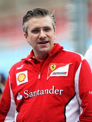 Pat Fry acredita que bólido da Ferrari ainda precisa melhorar para alcançar desempenho da RBR (Foto: Getty Images)
