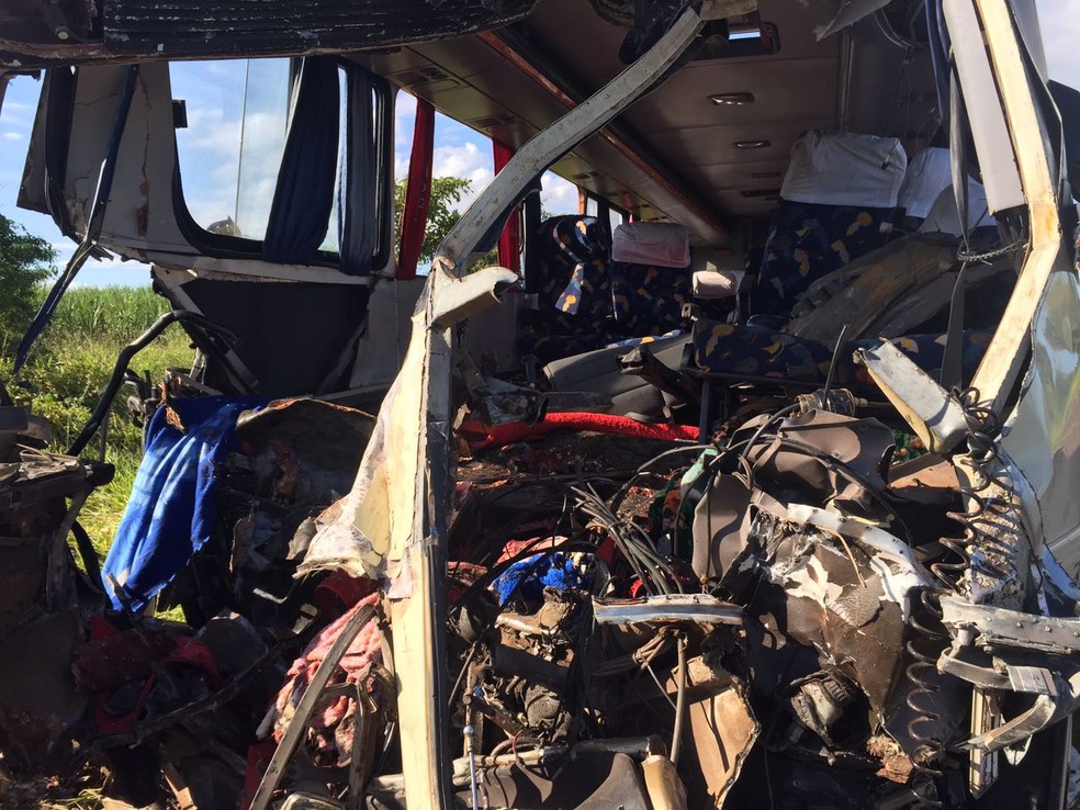 Colisão frontal entre os dois ônibus deixou mortos e feridos na SP-563 (Foto: Mateus Tarifa/TV Fronteira)